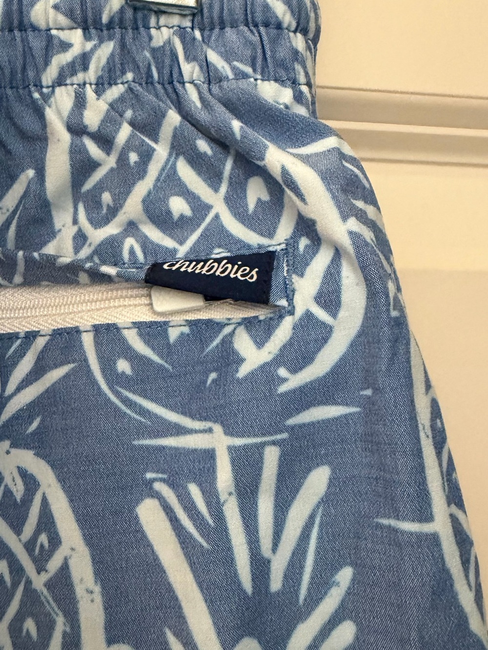 Chubbies Men's Classic 5.5" Swim Trunks in Blue Pineapple Print, Small - Picture 10 of 12